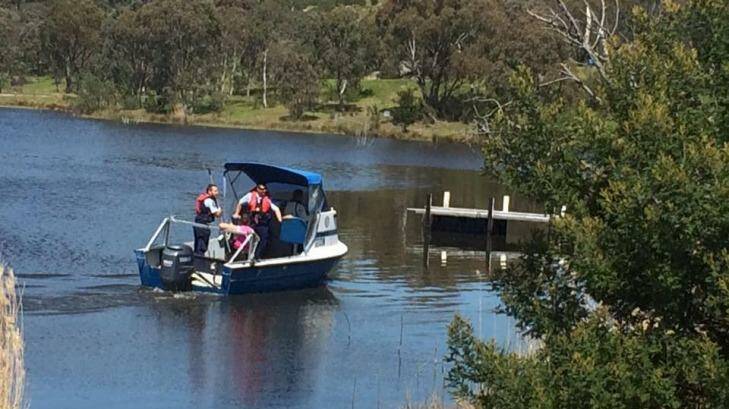 A woman in a canoe rescued a man at Googong Dam on Thursday. Photo: Facebook/ Monaro LAC