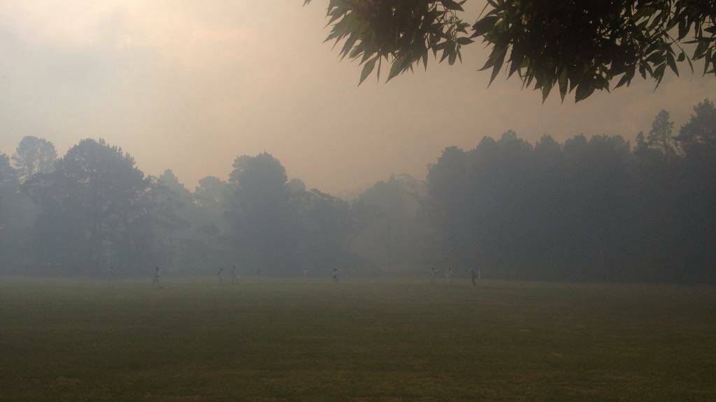 A cricket match in Katoomba engulfed in smoke. Photo: Wes Haynes
