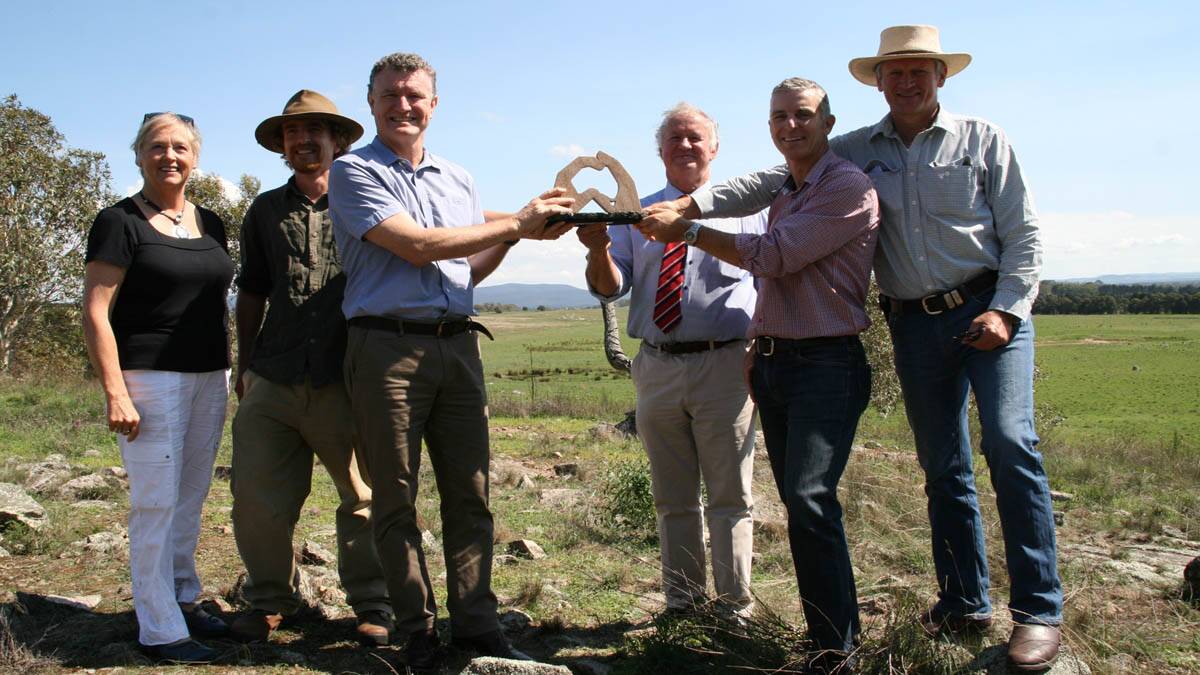 ACF CEO Don Henry and NFF CEO Matt Linnegar celebrate 25 years of Landcare with Mandi Stephenson, Ben Gleeson, David Walker and Martin Royds. 