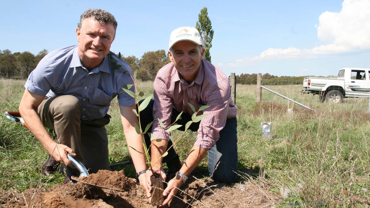 ACF CEO Don Henry and NFF CEO Matt Linnegar plant a tree to celebrate 25 years of Landcare.