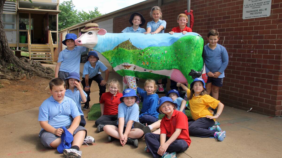 Year 3- 4 from Braidwood Central School with their Picasso Cow - Gilly. 
