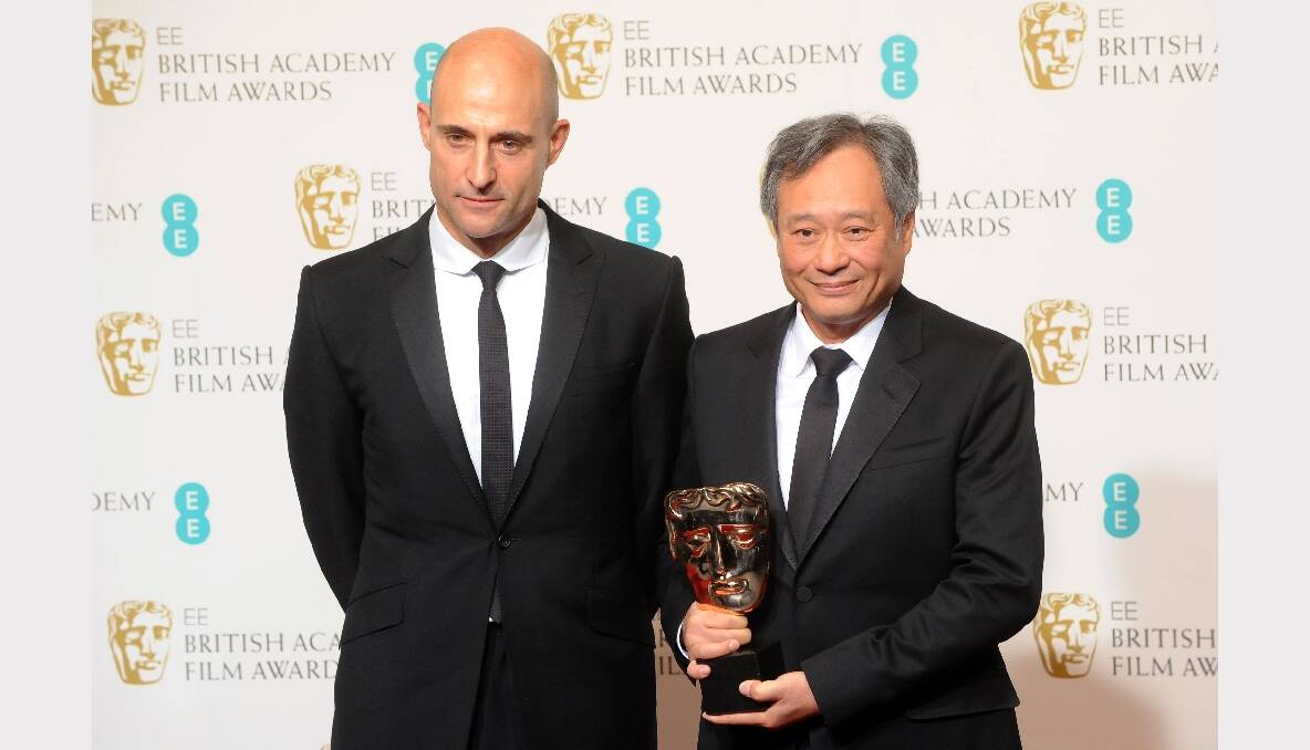 Mark Strong (L) and Ang Lee, accepting the Best Cinematography award on behalf of Claudio Miranda. Photos: GETTY IMAGES, REUTERS