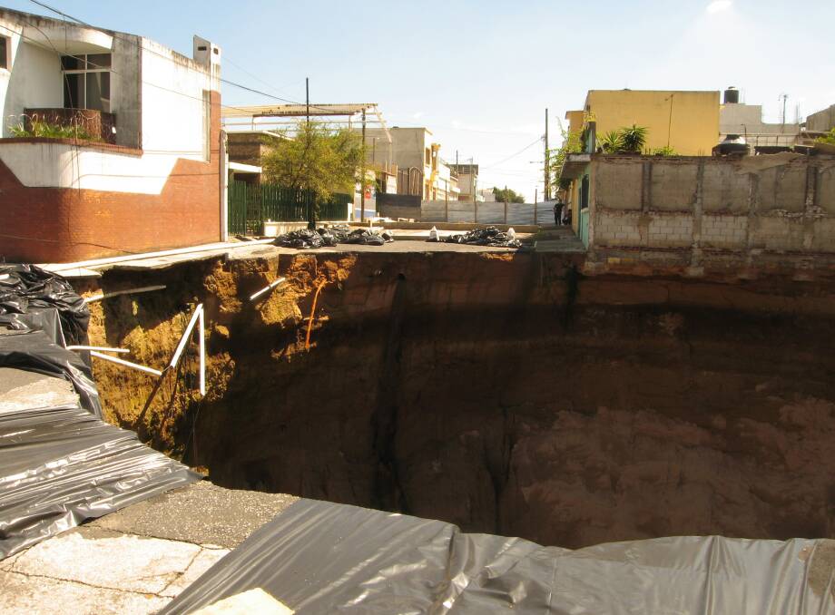 A 250-foot deep sinkhole opened up on May 31, 2010, at an intersection in Guatemala City after heavy rains. Photo: Tim Johnson/MCT