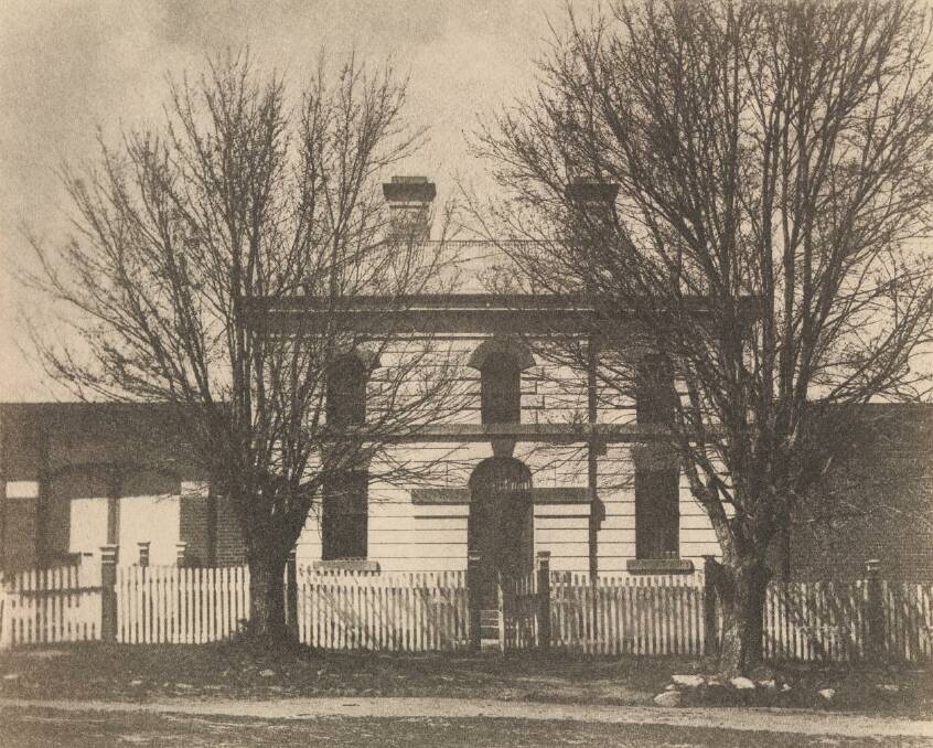 The main building of Braidwood Gaol c.1920. The site is now occupied by houses, next door to the Colonial Motel. The oak trees remain.