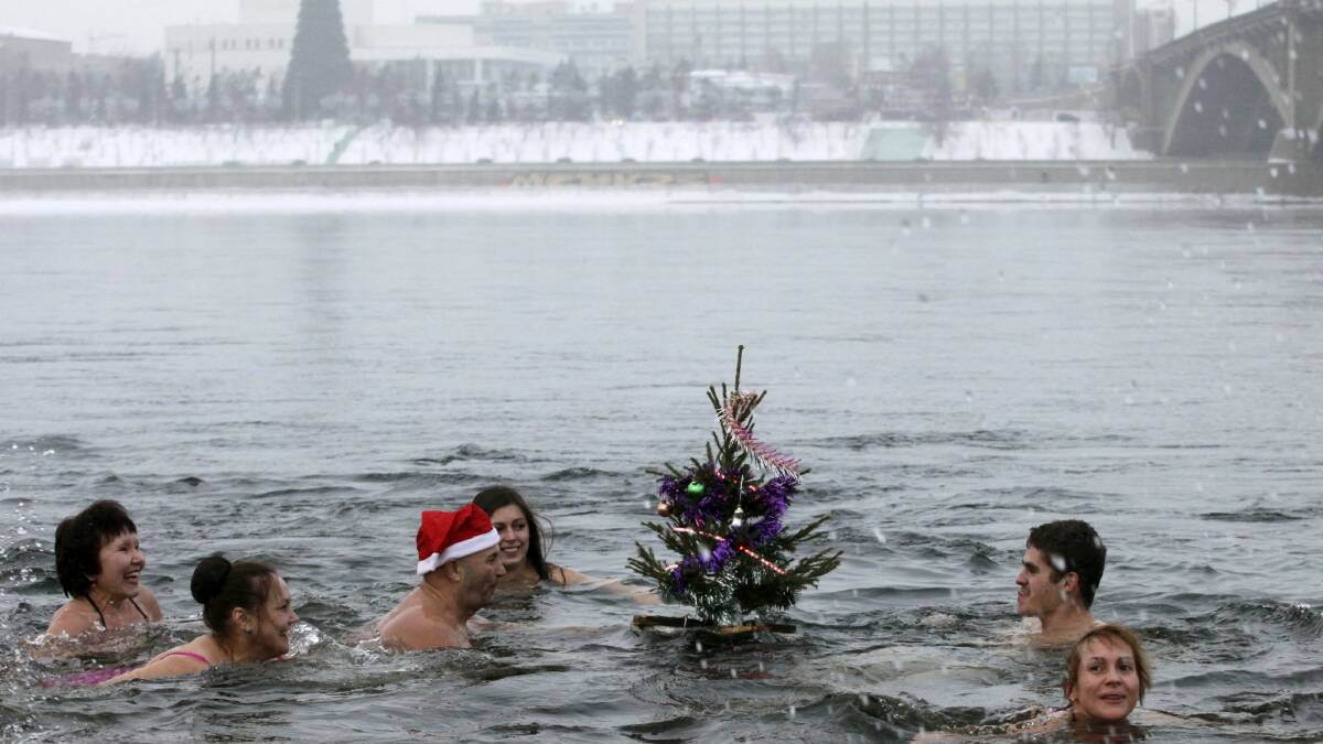 Members of the Cryophil amateur winter bathing club swim with a "New Year tree" in the Yenisei River as they celebrate the upcoming new year in Russia's Siberian city of Krasnoyarsk. Photo: REUTERS