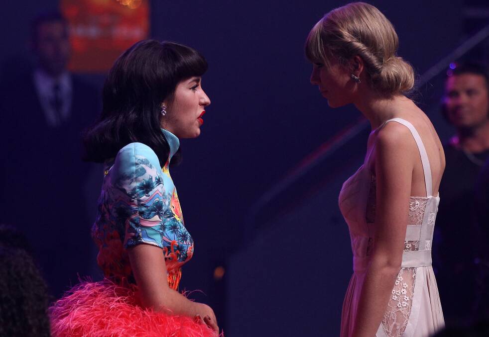 Kimbra speaks with Taylor Swift during the 26th Annual ARIA Awards 2012. Photo by Don Arnold/Getty Images