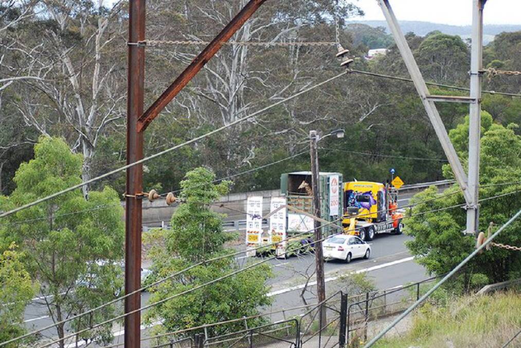 The Great Western Highway at Springwood. Kitoto, the newest member of Taronga's Giraffe herd, travels by road from Dubbo in her custom-built travelling crate. Photo: Blue Mountains Gazette