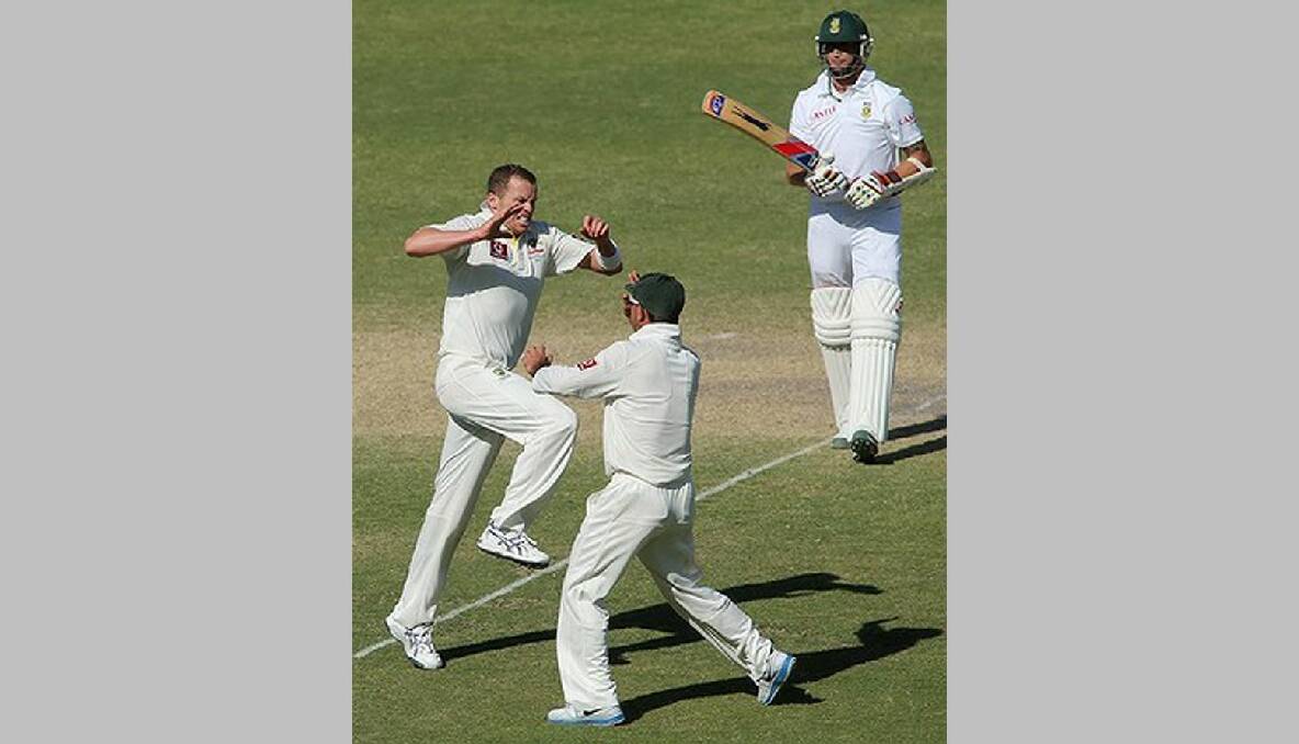 Peter Siddle uses some of his diminishing energy to celebrate after snaring the wicket of Dale Steyn. Photo: Getty Images